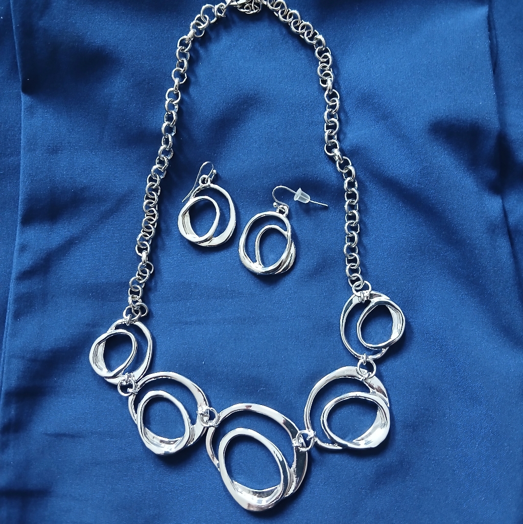 Chic Silver Necklace And Earring Set